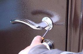 Замена дверной ручки металлической двери в Колпино