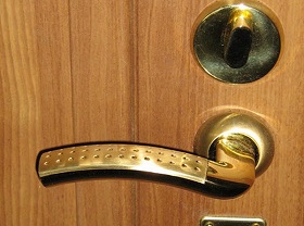 Замена дверной ручки входной двери в Колпино
