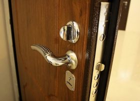 Замена входной двери в квартире в Колпино